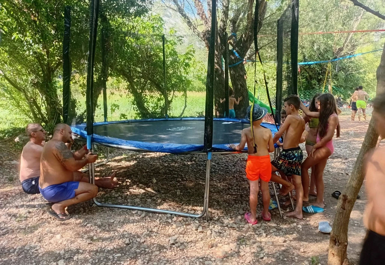 Žene iz Stoca udružile snage i djeci na plaži postavile trampolin