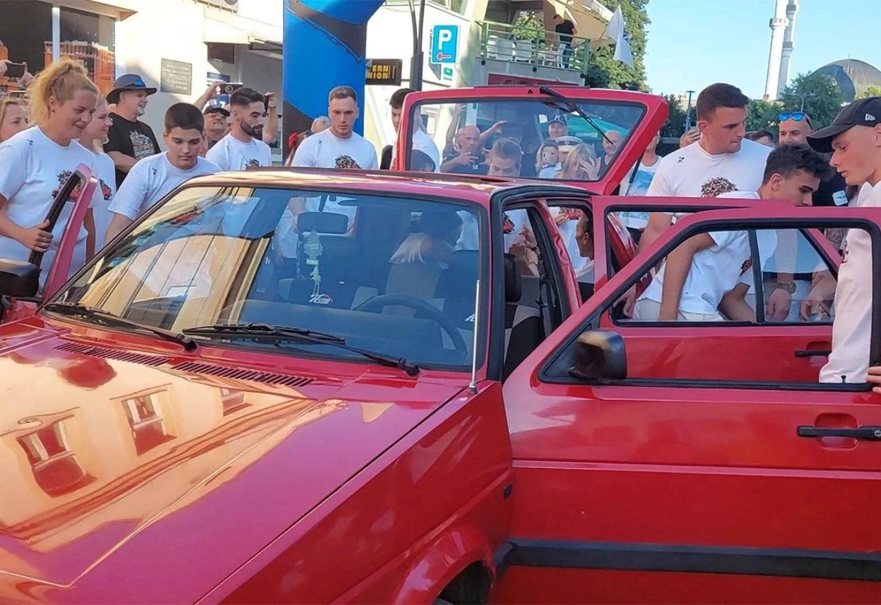 VIDEO | BiH ide po Guinnessov rekord: U "Golf dvojku" ugurali 20 ljudi