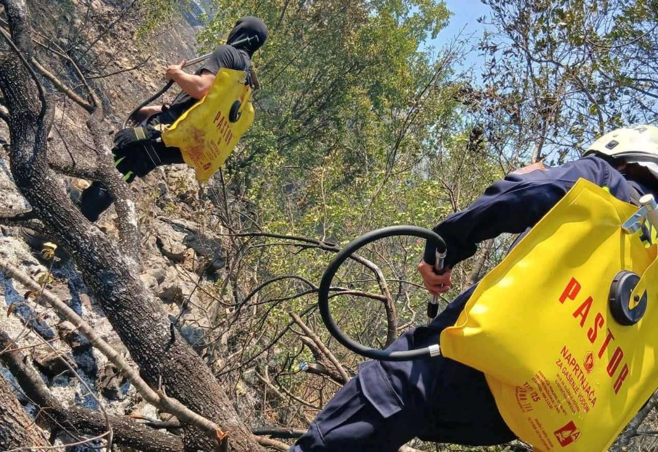 Vatra se širi između Buhova i Hamzića, cesta zatvorena za promet
