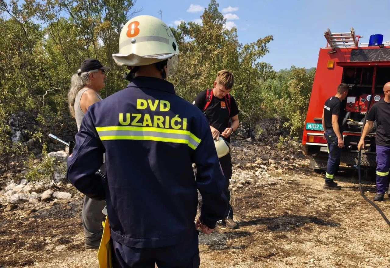 Vatra se širi između Buhova i Hamzića, cesta zatvorena za promet