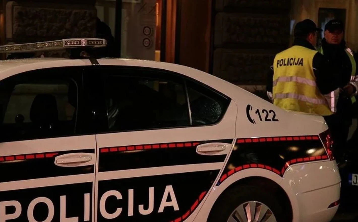 Poginuo 65-godišnjak nakon slijetanja automobila s ceste kod Živinica