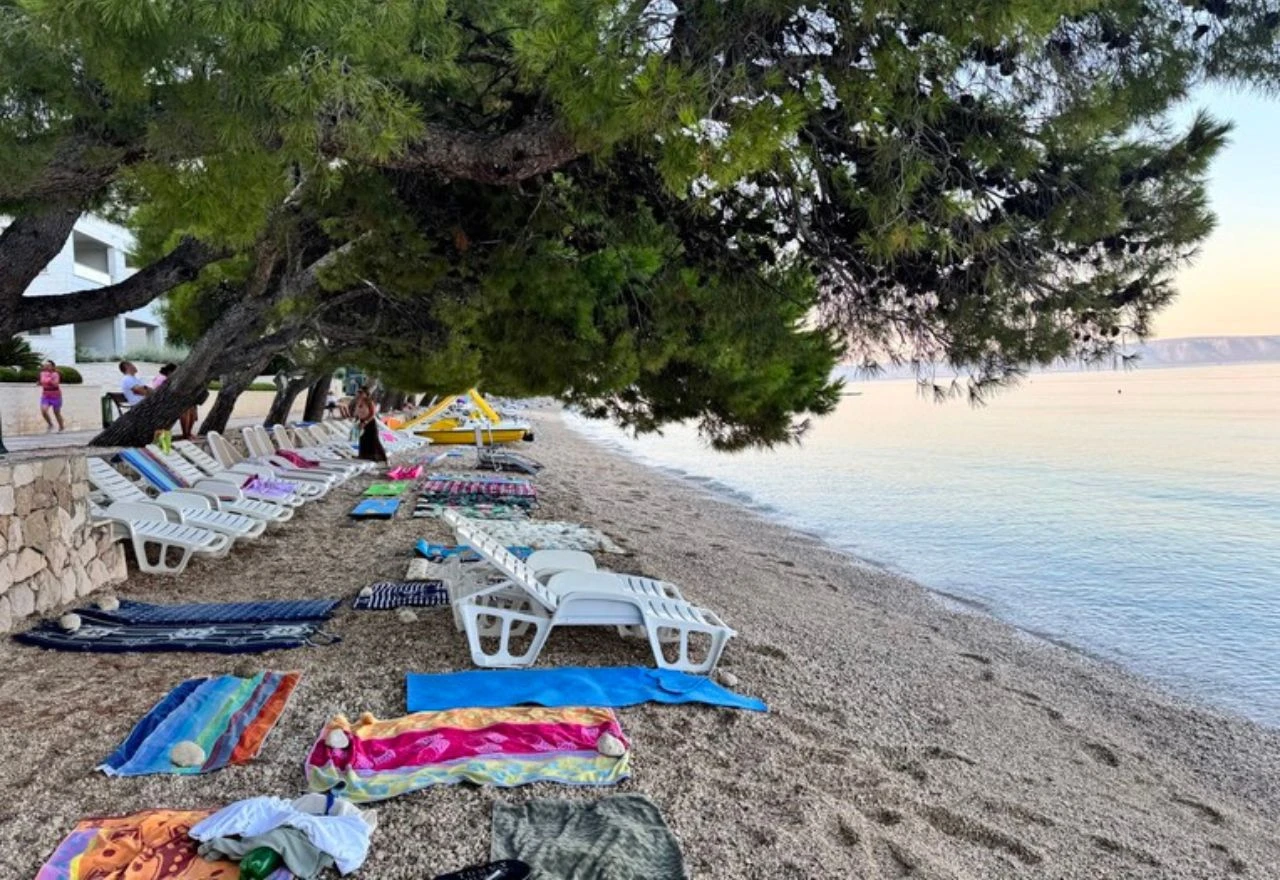 Nijemac na plaži u Tučepima u 6:30 sati: "Praznim ležaljkama zauzeli su sav hlad"
