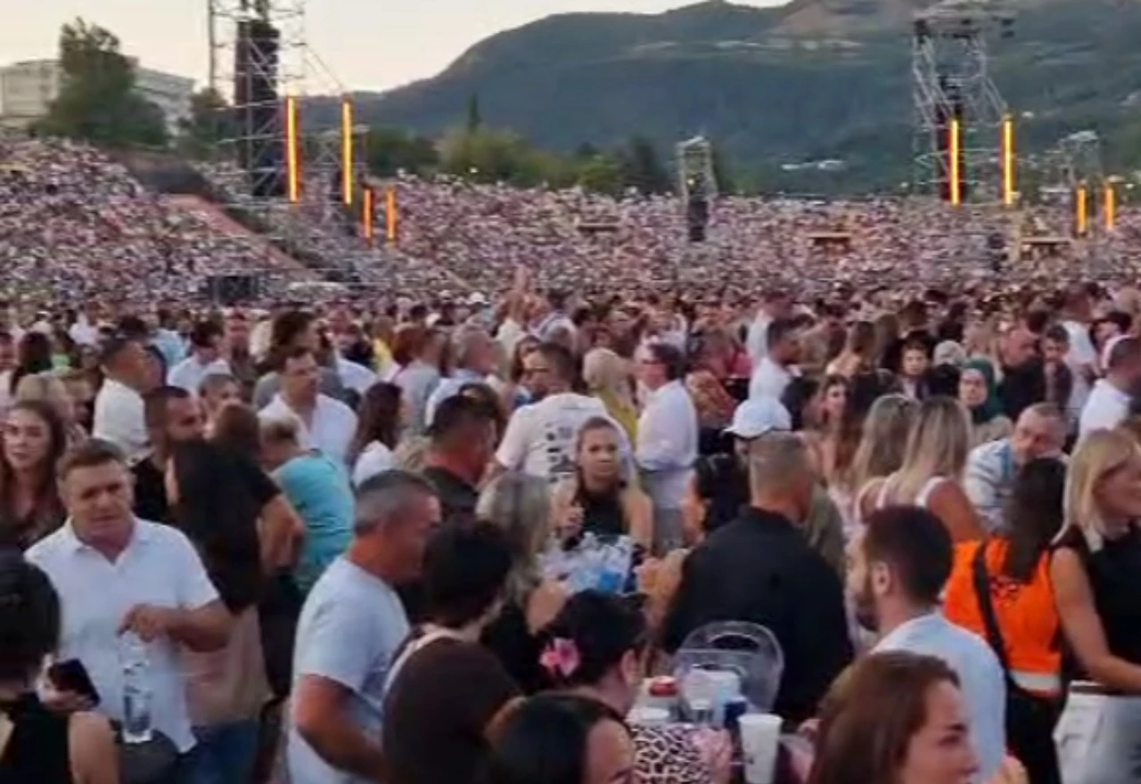 Intervencija hitne pomoći na Koševu neposredno prije trećeg koncerta Dine Merlina