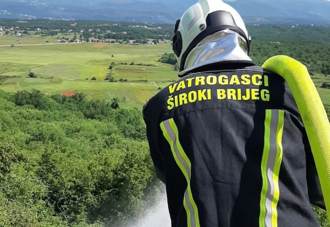 Požar kod Širokog Brijega prijetio kućama, vatrogasci spriječili širenje vatre