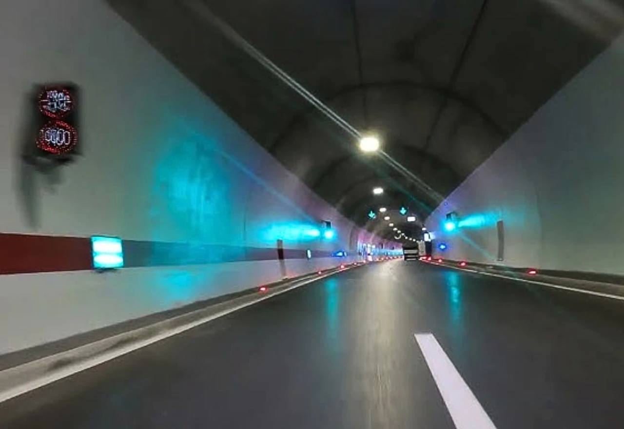Vozač ozlijeđen u nesreći u tunelu Hercegovina, promet potpuno obustavljen
