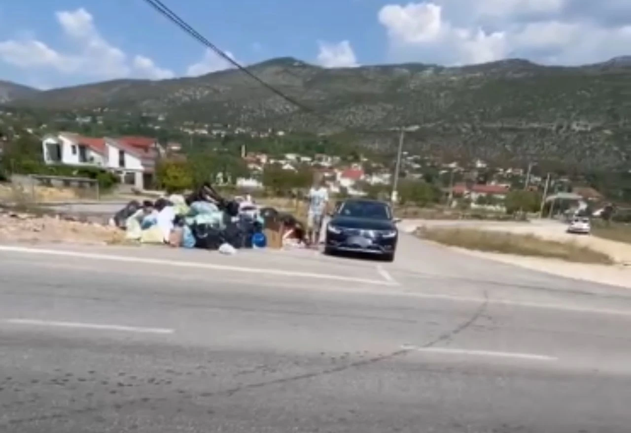 Nesavjesni građani u Blagaju automobilom dovoze smeće: "Je li tako u Norveškoj isto bacaš?!"