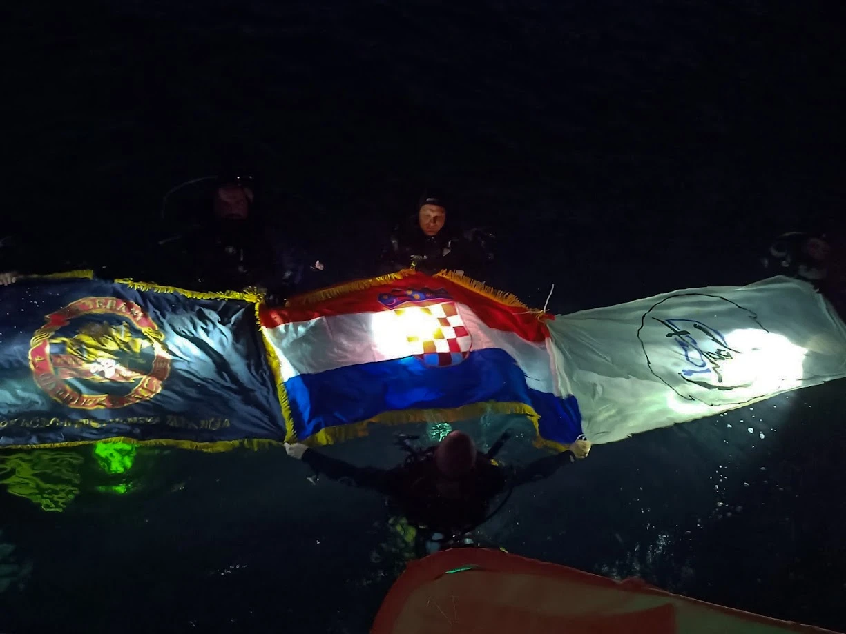 VIDEO | Tiha počast u dubini mora: Ronioci simboličnim zaronom obilježili Oluju