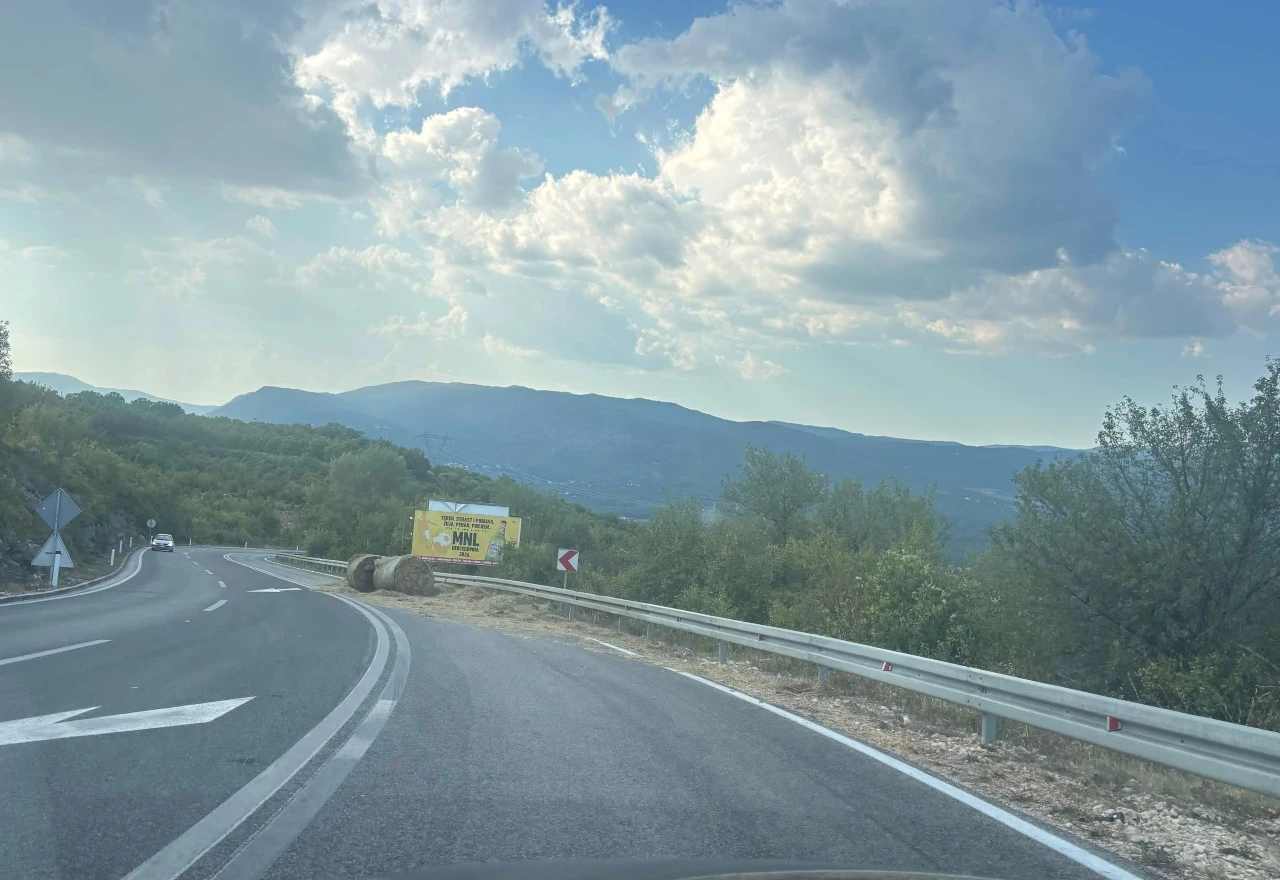 FOTO/VIDEO | Široki Brijeg: Rolo bale sijena "zauzele" traku na magistralnoj cesti