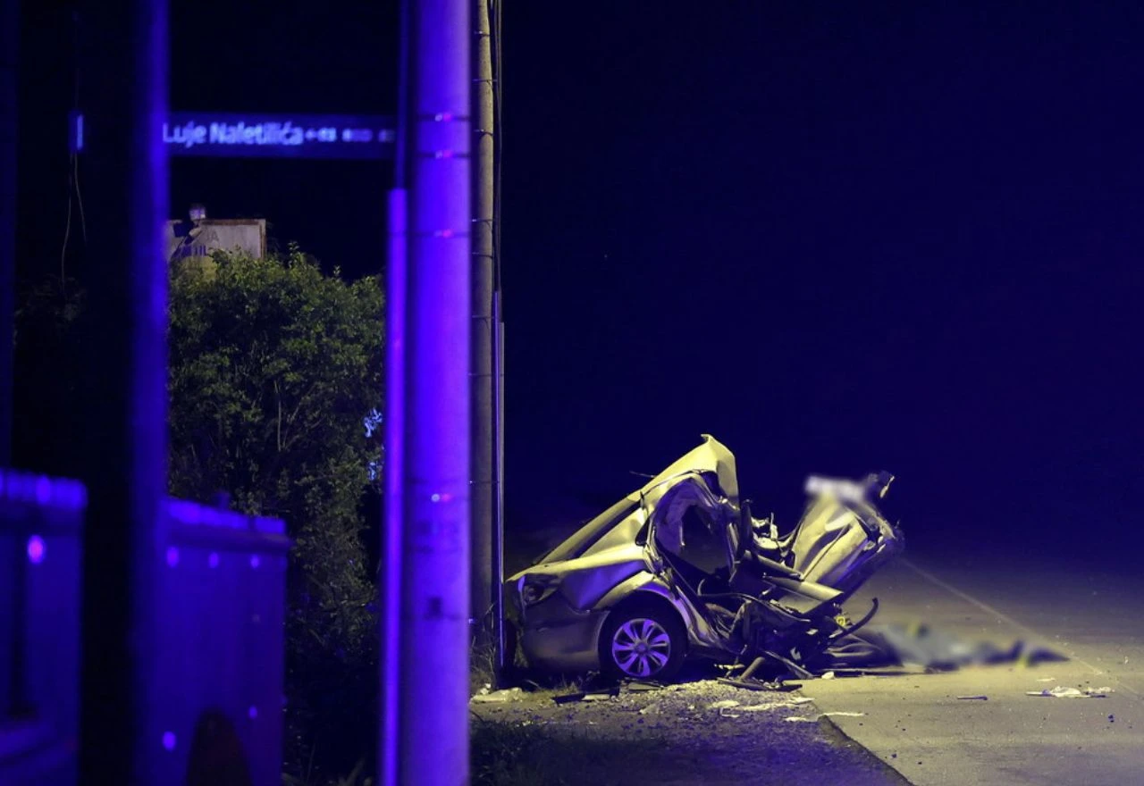 Automobil prepolovljen nakon udara u stup: Jedna osoba poginula, dvije ozlijeđene