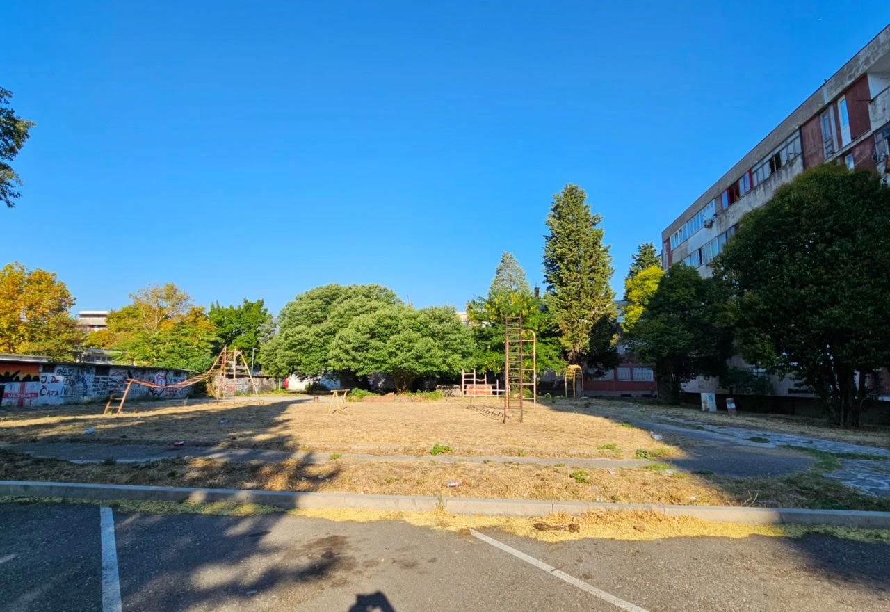 Zapušteni park na vrhu Avenije