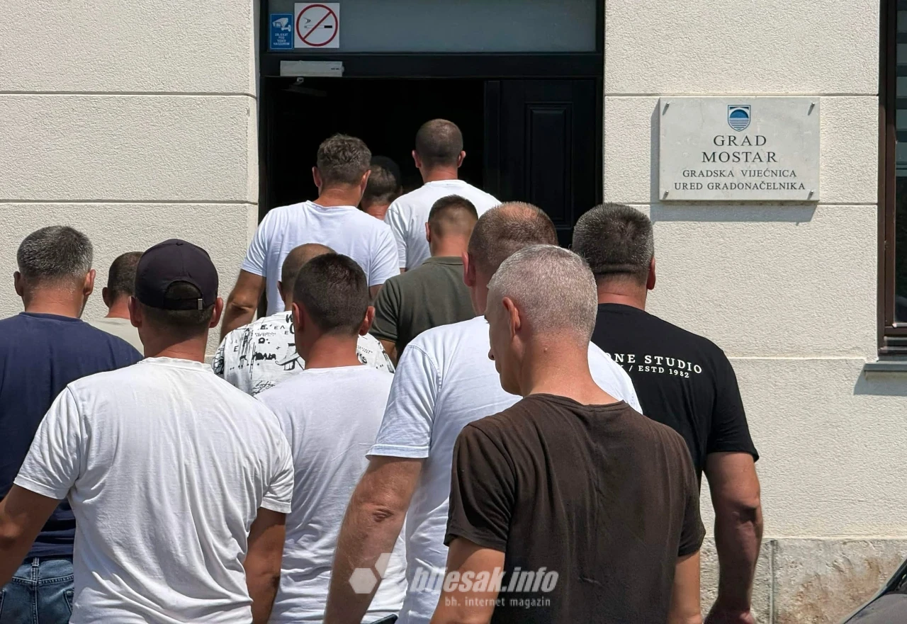 Radnici na ulazu u Gradsku vijećnicu