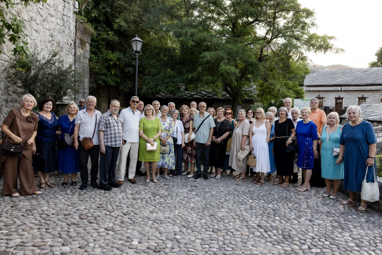 FOTO | Studenti Ekonomije, vedri, mladi i čili - i pedeset godina kasnije!