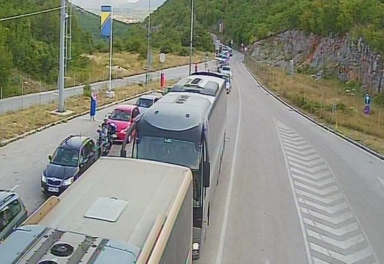 Duge kolone vozila na izlazu iz BiH