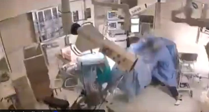 VIDEO | Usred operacije pogodio ih potres magnitude 7,1: Kirurzi tijelima štitili pacijenta dok je oprema letjela