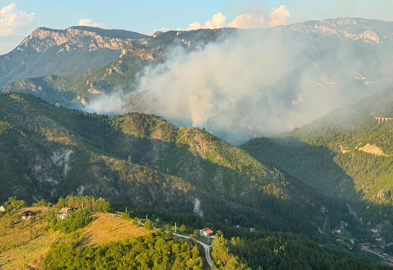 FOTO | Kako izgleda gašenje požara iz zraka kod Konjica