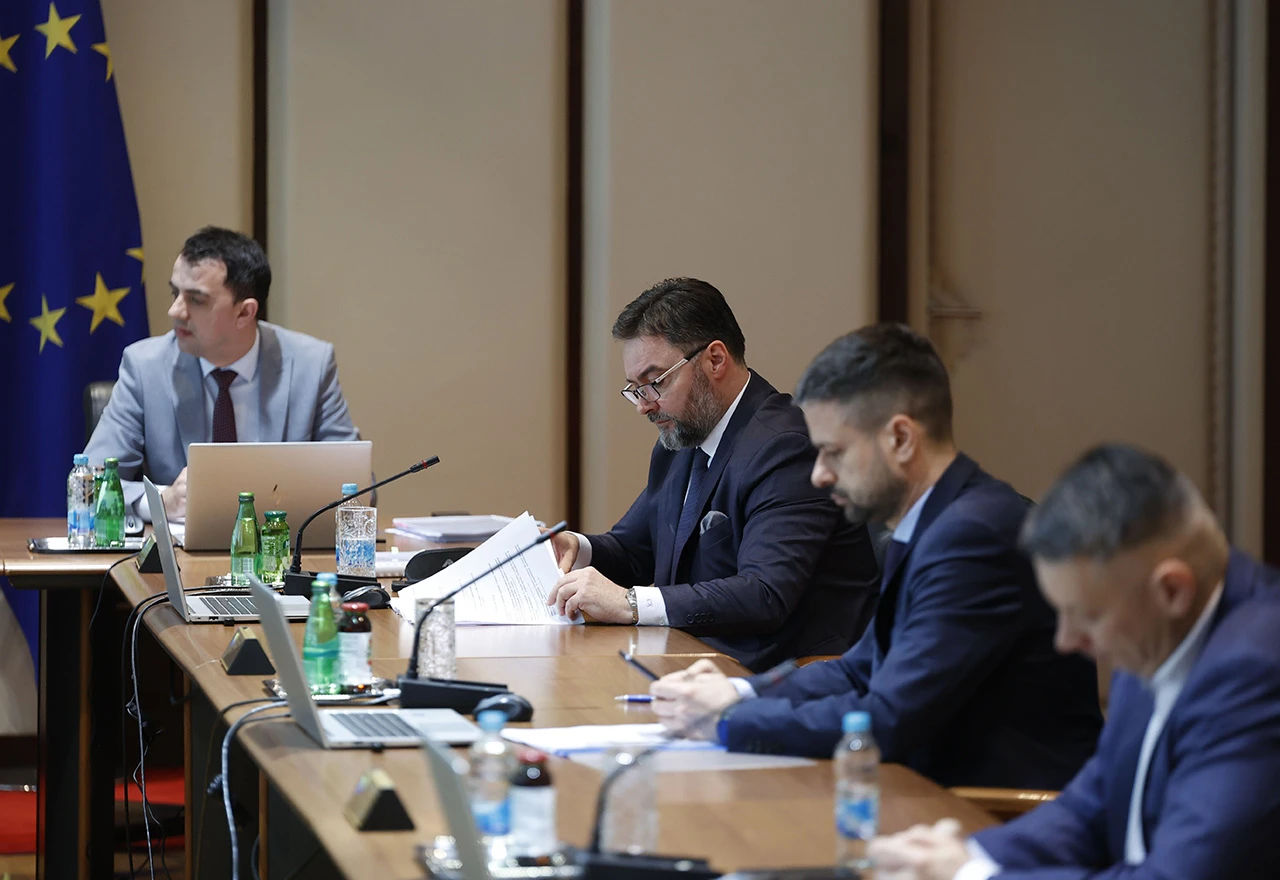 Košarac pita Konakovića: Zašto jedan Srbin i to privremeno