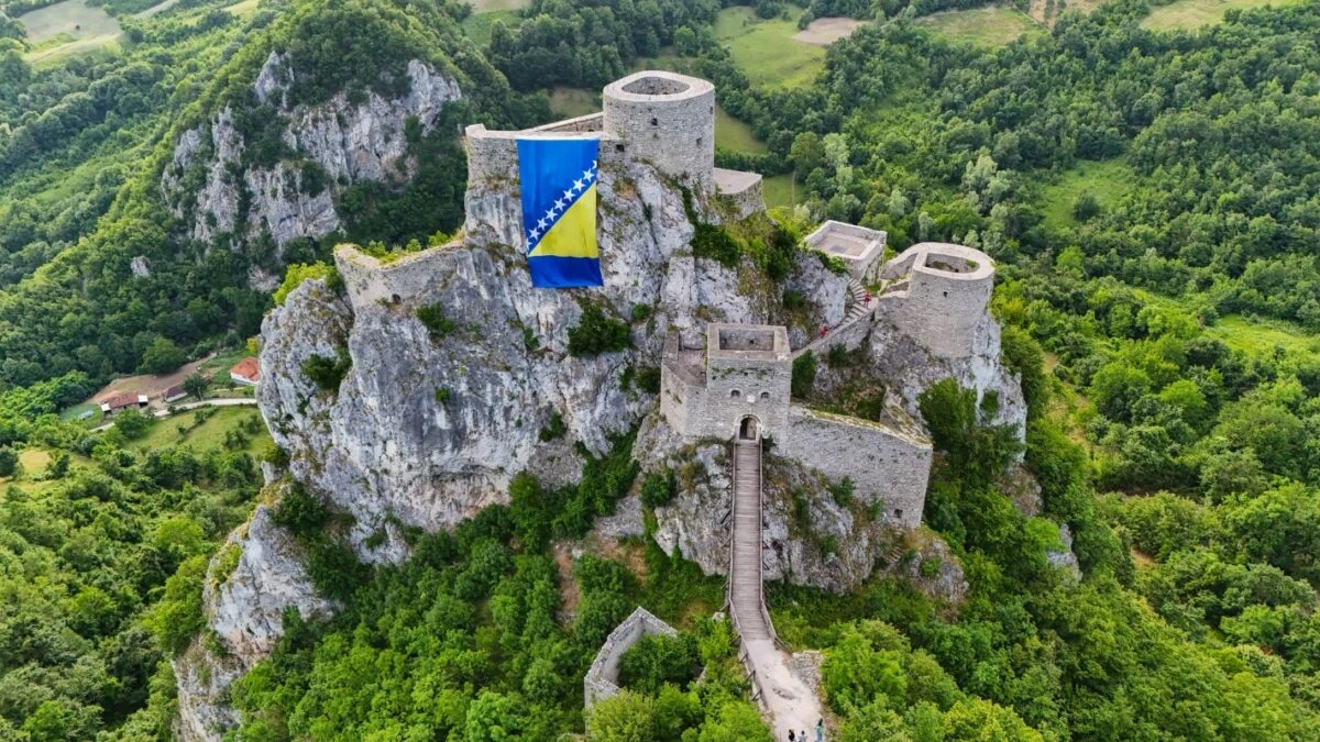 Izvjesili zastavu BiH dugu 14 metara, ali naopako