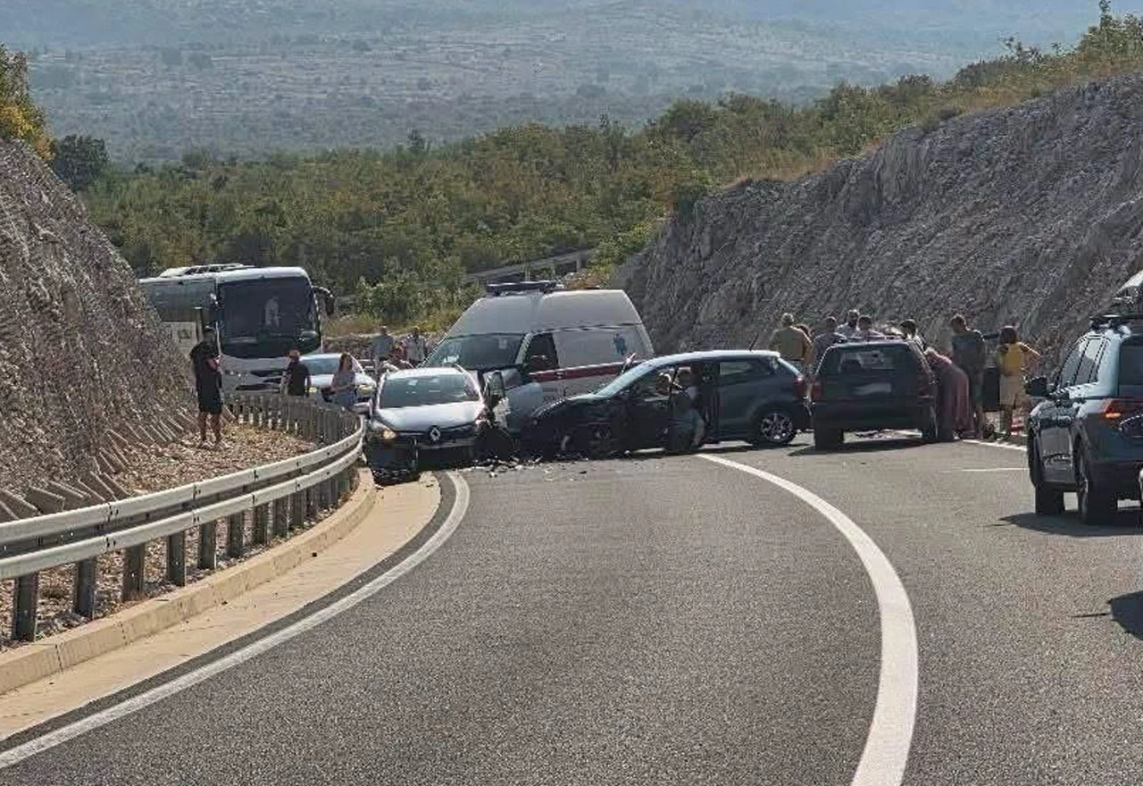 Više ozlijeđenih u teškoj prometnoj nesreći, obustavljen promet prema Neumu