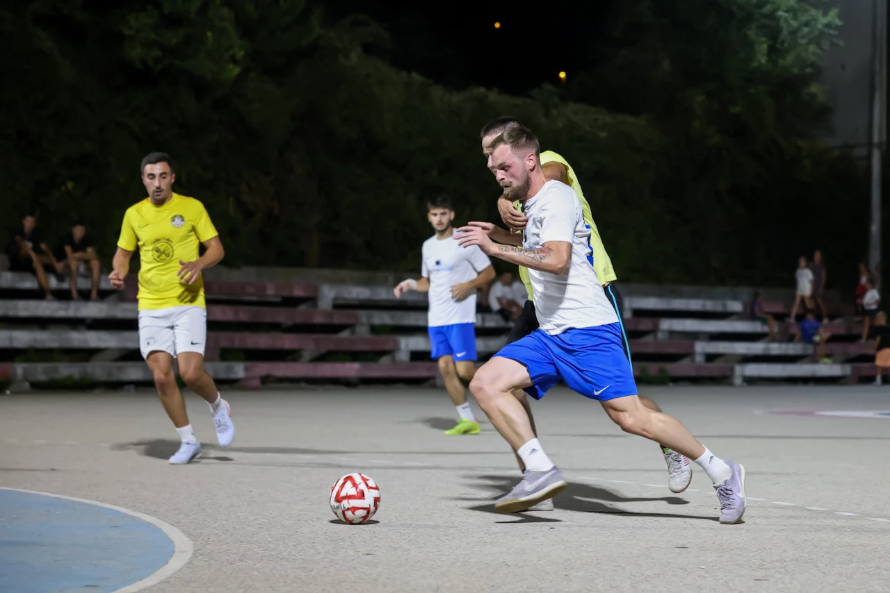 Završena je grupna faza Malonogometne lige mjesnih zajednica Grada Mostara "Vjekoslav Arapović". Slijedi nokaut faza i borba za trofej.