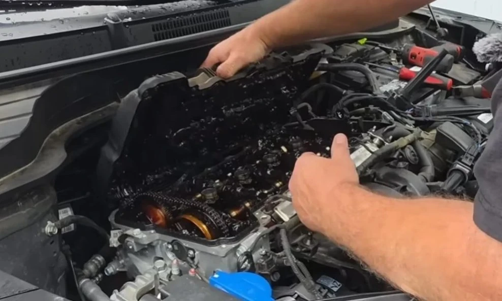 Gotovo godinu dana nisu gasili automobil: Ispod poklopca motora čekalo ih je iznenađenje