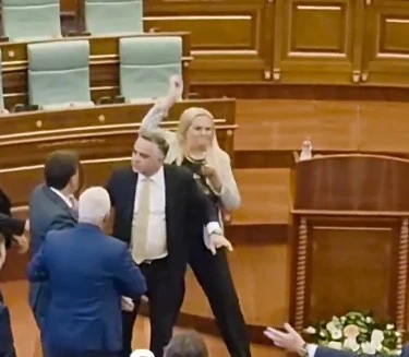VIDEO: Albina Kurtija gađali jajima