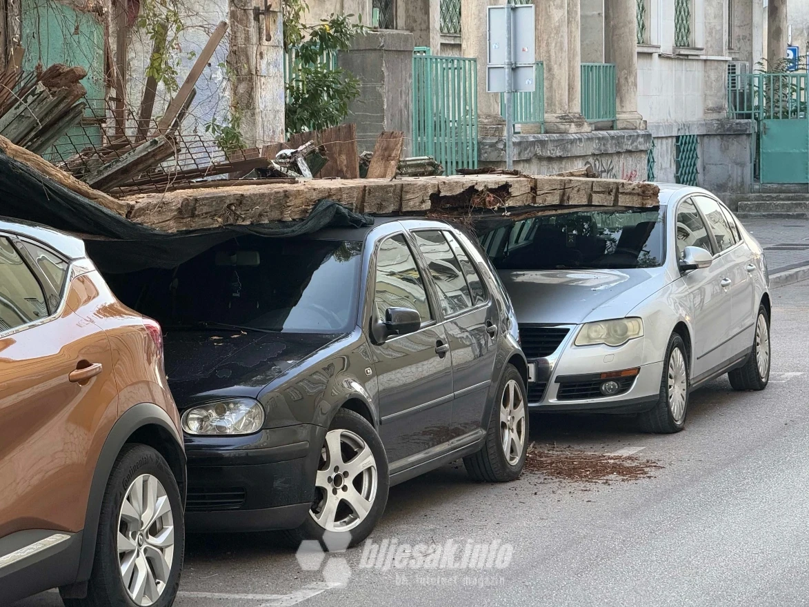 Dio ruševine Alajbegovića kuće u Mostaru obrušio se na tri parkirana automobila.