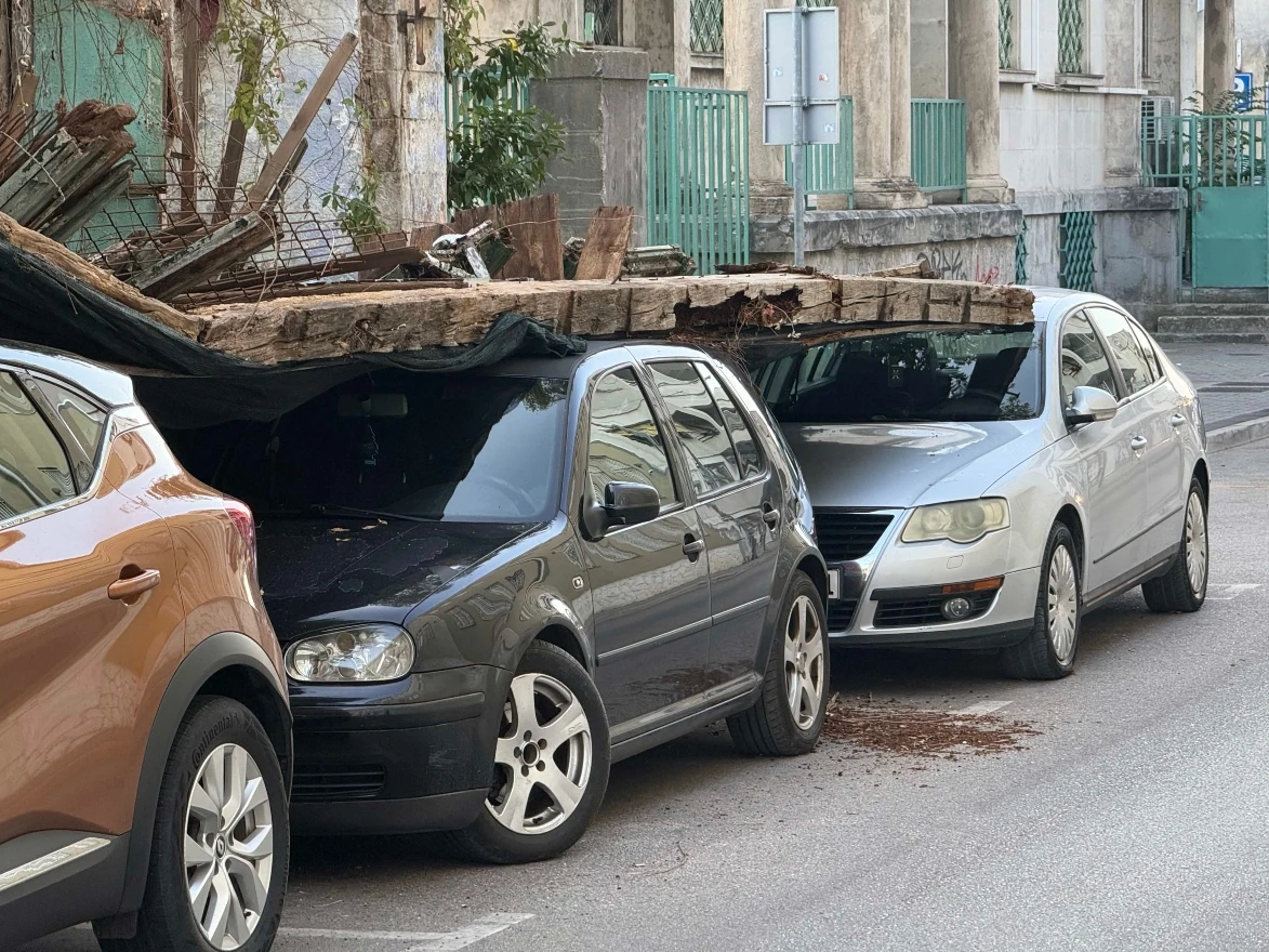 Dio ruševine Alajbegovića kuće u Mostaru obrušio se na tri parkirana automobila.