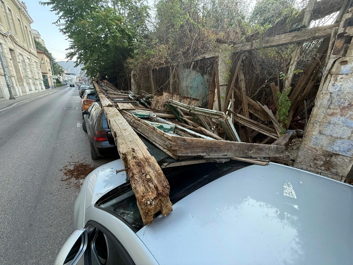 FOTO | Ruševina Alajbegovića kuće pala po automobila