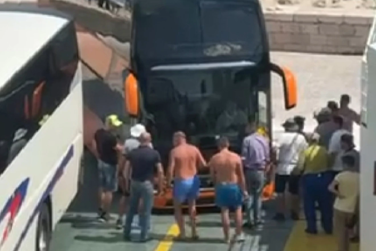 Autobus zapeo na trajektu za Korčulu: Putnici ga gurali i tresli, pokušali su i s lancima za snijeg