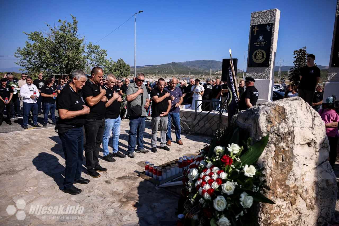 Obitelji, suborci i sudionici komemoracije odali su počast Blažu Kraljeviću i osmorici pripadnika HOS-a u Kruševu.