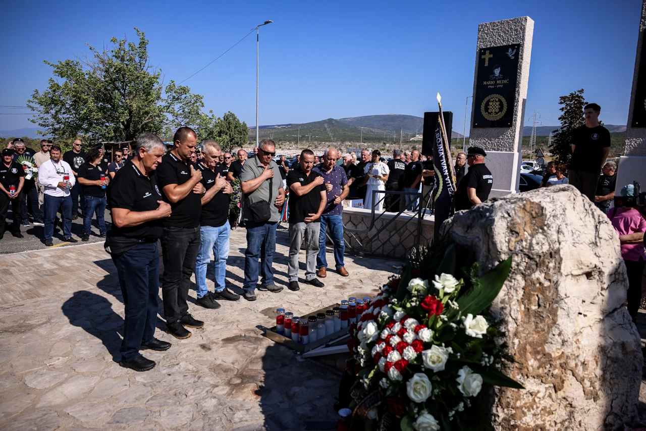 Obitelji, suborci i sudionici komemoracije odali su počast Blažu Kraljeviću i osmorici pripadnika HOS-a u Kruševu.