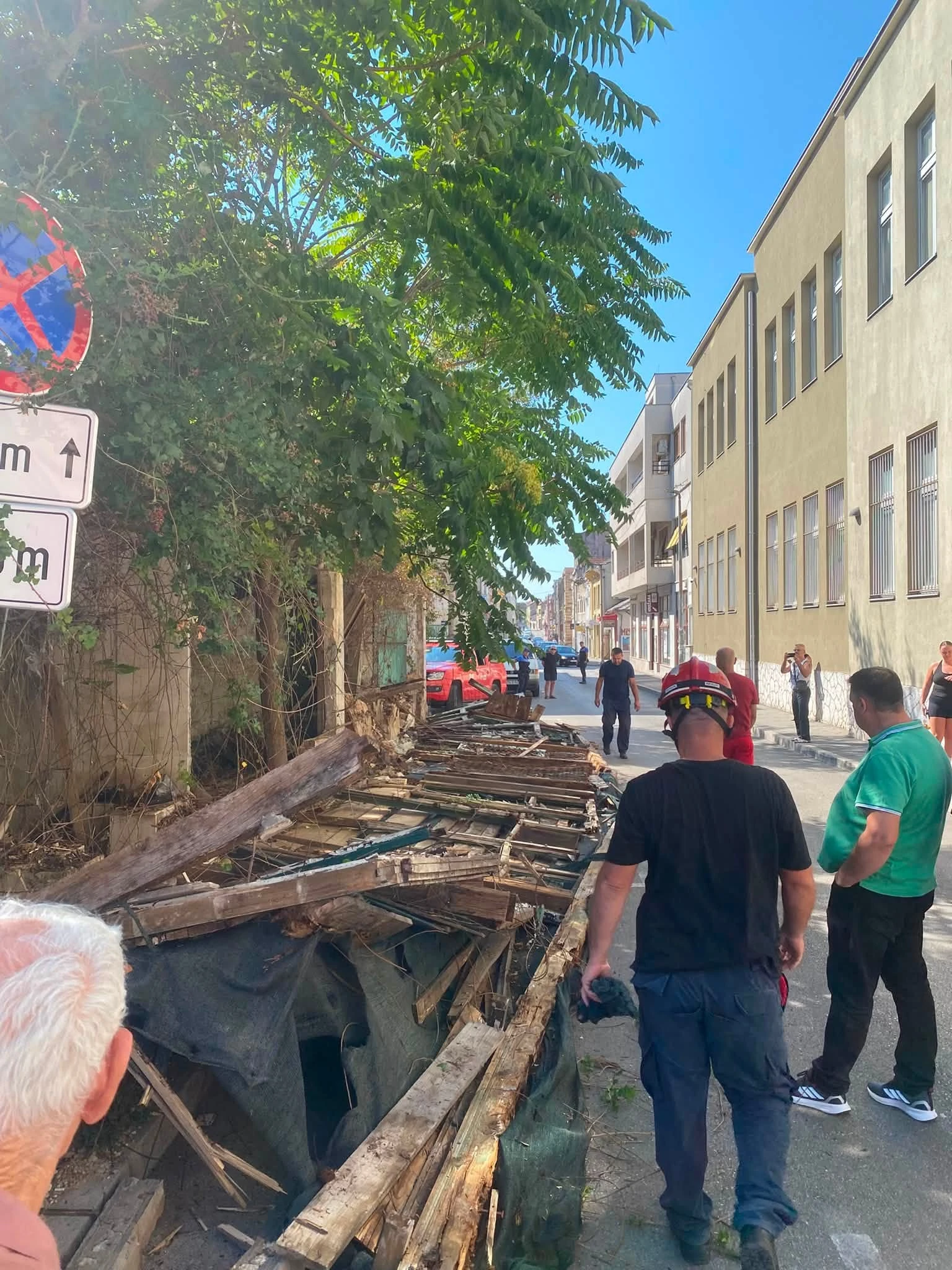 FOTO | Vatrogasci uklonili ruševine Alajbegovića kuće i oslobodili automobile