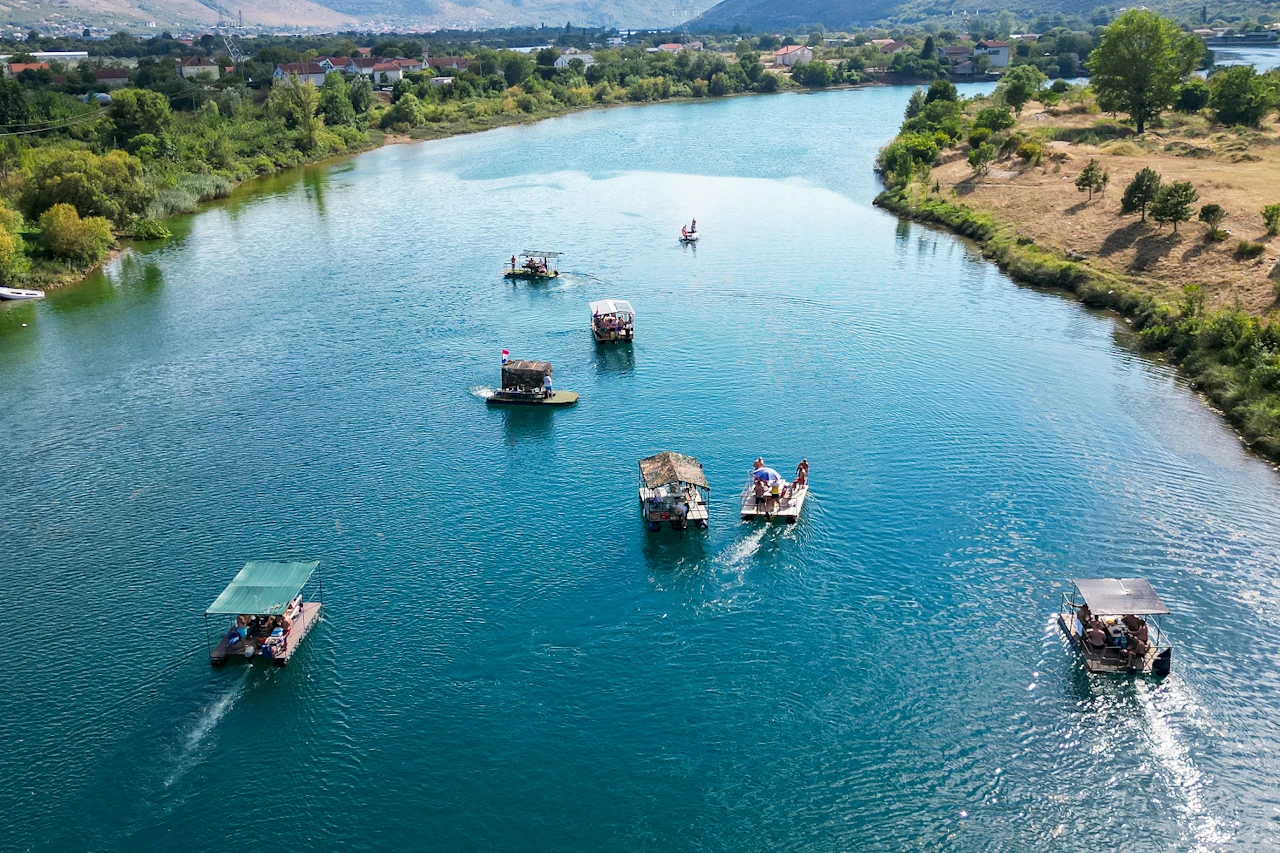 FOTO | "Pršti" voda na sve strane: Kod Mostara održana tradicionalna utrka splavova