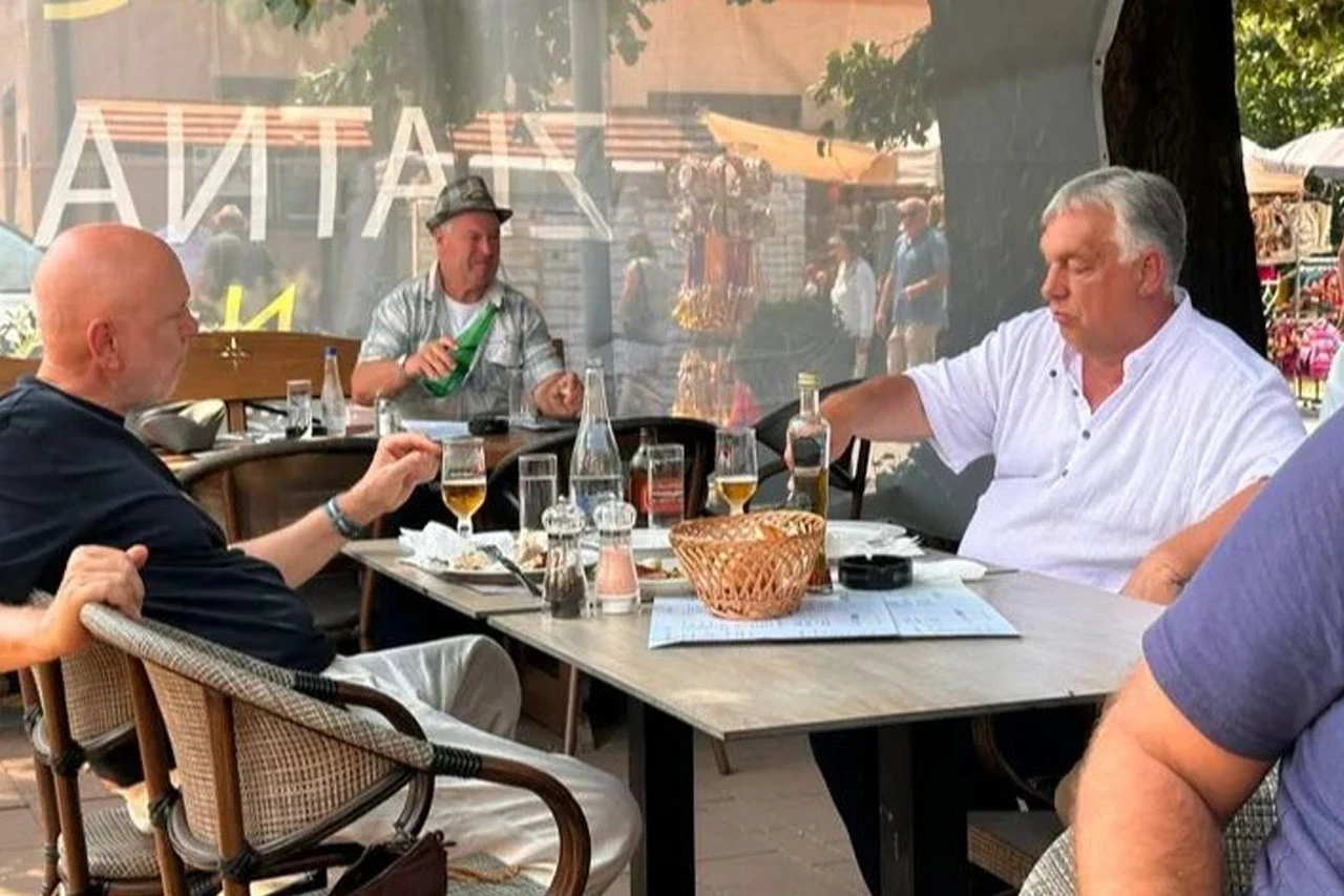 Viktor Orban "skriva" se u Guči: Ćevape i pečenje zalijeva šljivom
