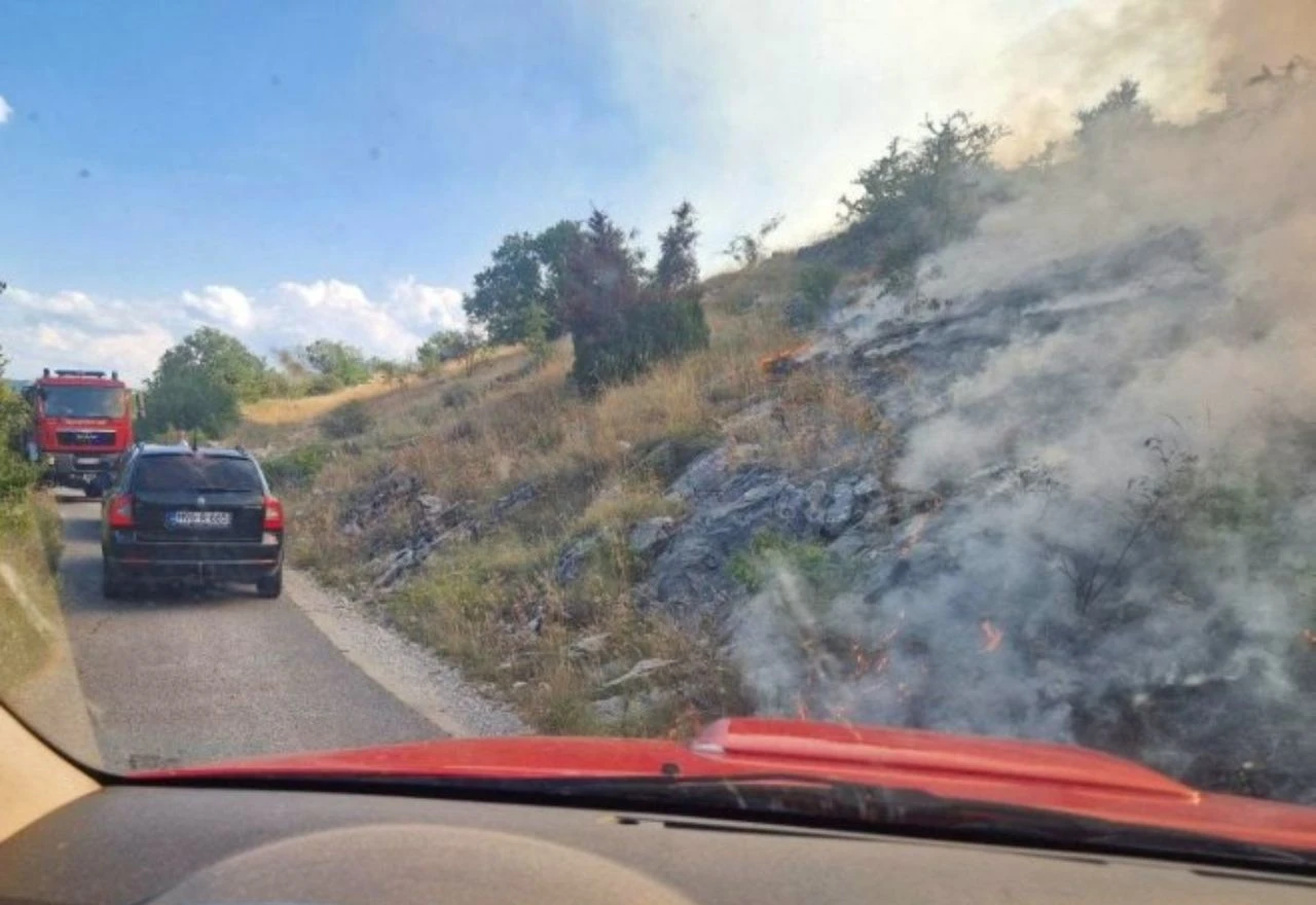Požari kod Gacka stabilni, vatrogasci cijelu noć branili stambene objekte