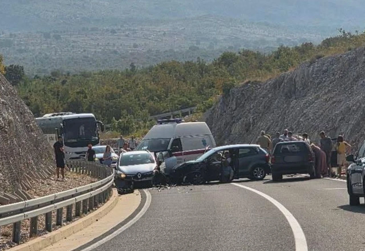Šest osoba ozlijeđeno u nesreći na magistralnoj cesti Stolac-Neum