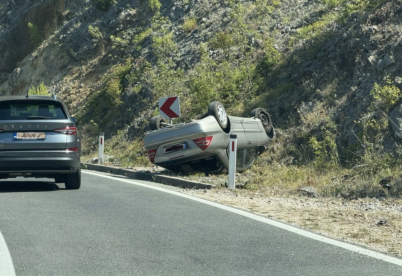 Jedna osoba ozlijeđena u prevrtanju Mercedesa na Žovnici