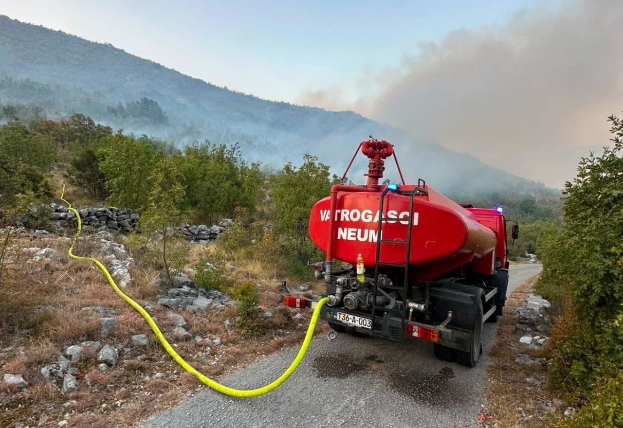 PVP Neum: I dalje traje borba s požarom iznad Popova polja