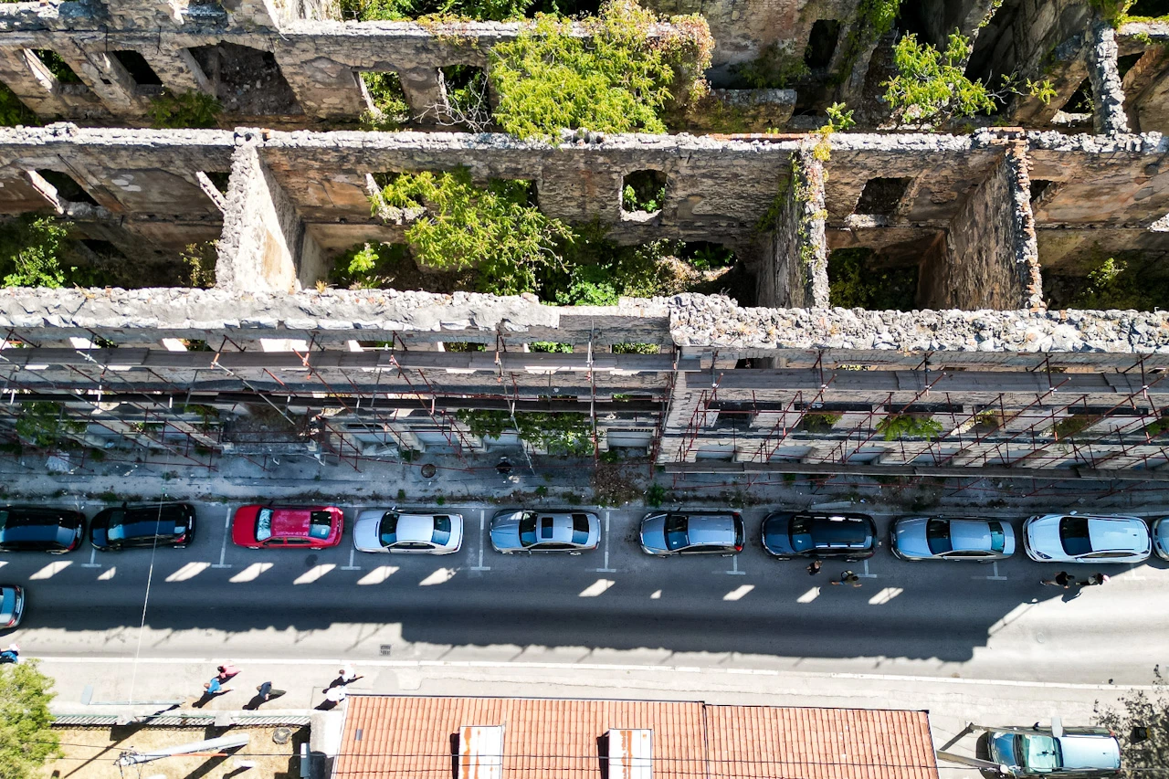 FOTO | Ruševine iznad, parking ispod: Koliko su sigurni mostarski parkinzi?