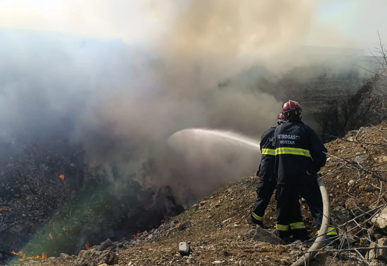 FOTO/VIDEO | Gori divlja deponija u Donjoj Jasenici