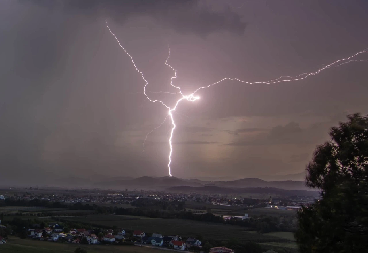 Nevrijeme u Sloveniji: Vjetar oštetio krovove i rušio stabla