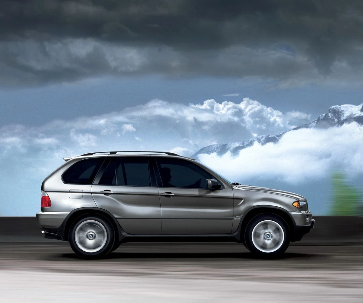 Stari BMW X5 skriva veliko iznenađenje: Ispod poklopca je V10 iz M5
