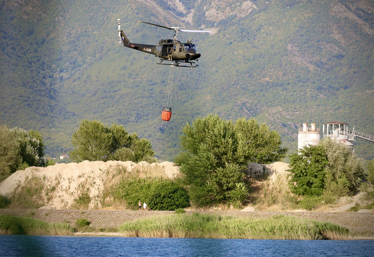 Helikopter prestao gasiti požar u Jajcu zbog mina, premješten u Konjic