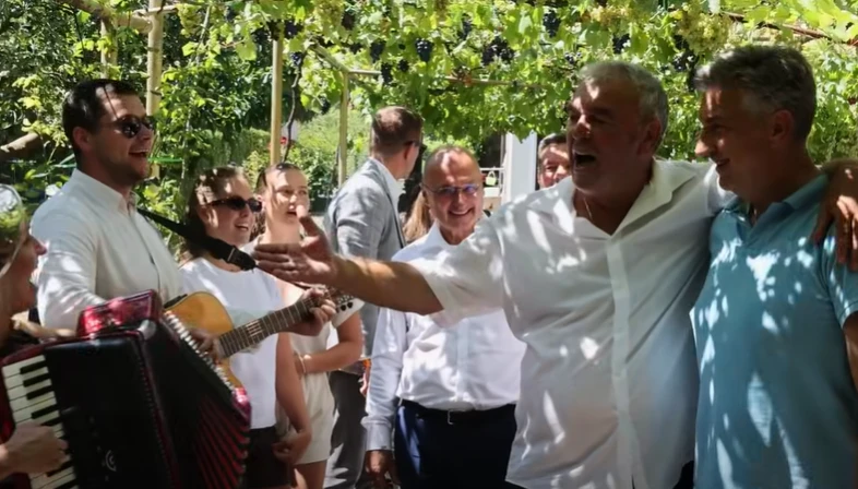 VIDEO | Andrej Plenković u Sinju zapjevao Oliverov hit