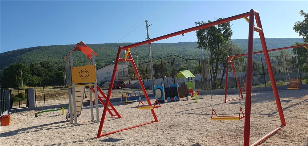 Mladi Posušaci sami prikupili novac i djeci izgradili igralište