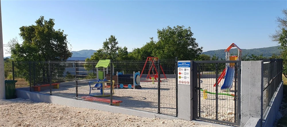 U Rastovači, u zaseoku Čuture, mladi iz Čutura izgradili su dječje igralište za najmlađe.