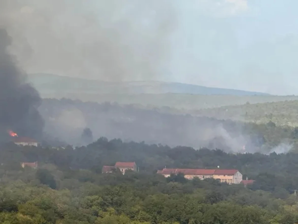 FOTO/VIDEO | Požar kod Mostarskog Cernog još nije ugašen, na teren stižu nove ekipe