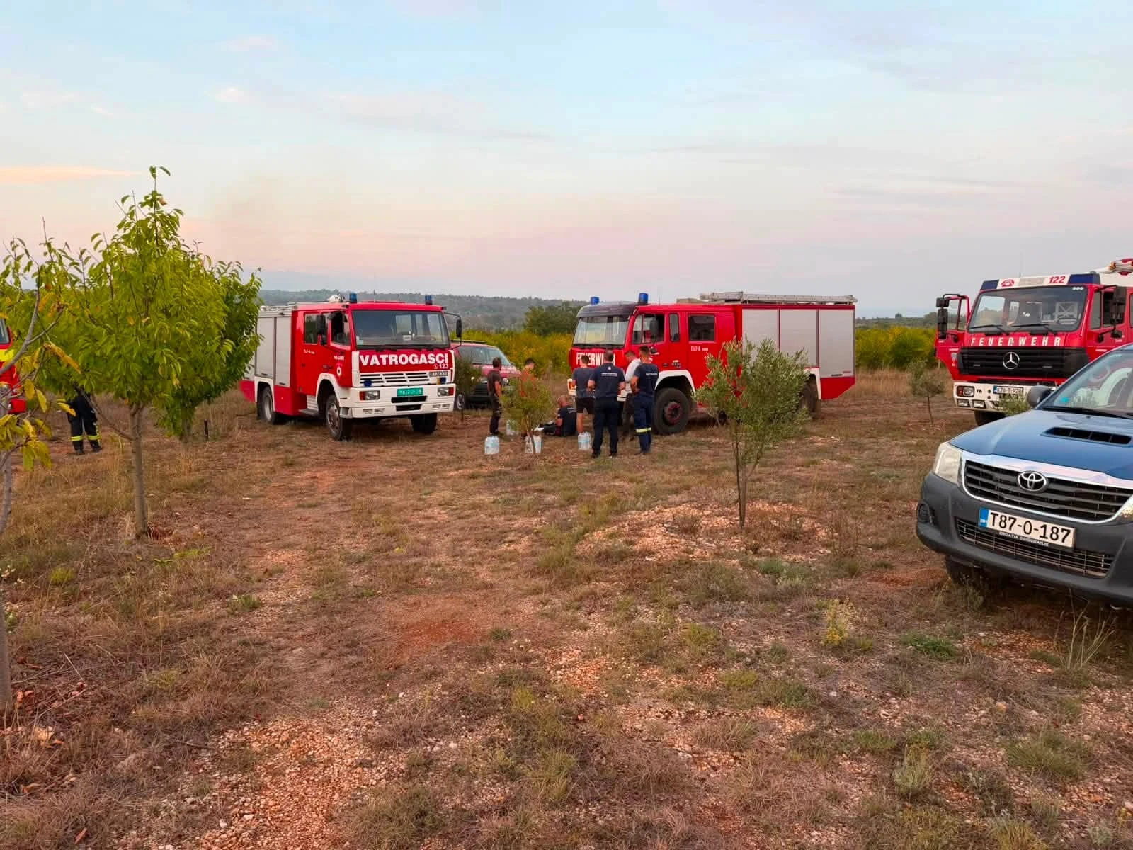 Požar u Cernu pod kontrolom: Air Tractori ispustili 44.000 litara vode i pjenila