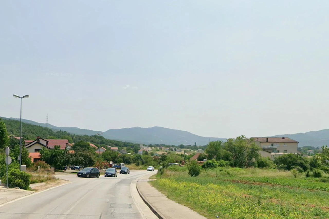 Maloljetnica i dva vozača ozlijeđeni u prometnoj nesreći u Rastovači