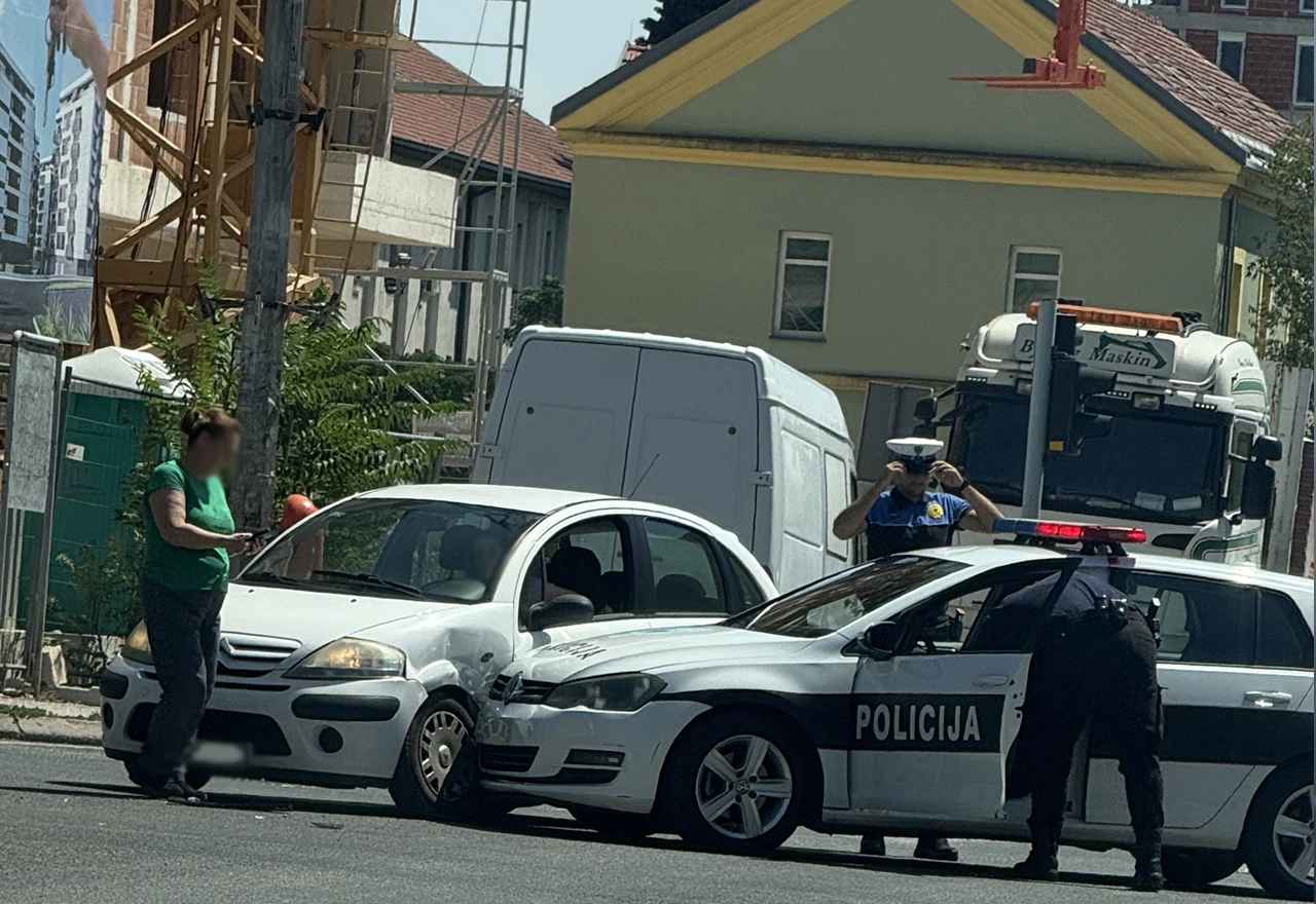 U Mostaru se sudarili policijsko vozilo i citroen